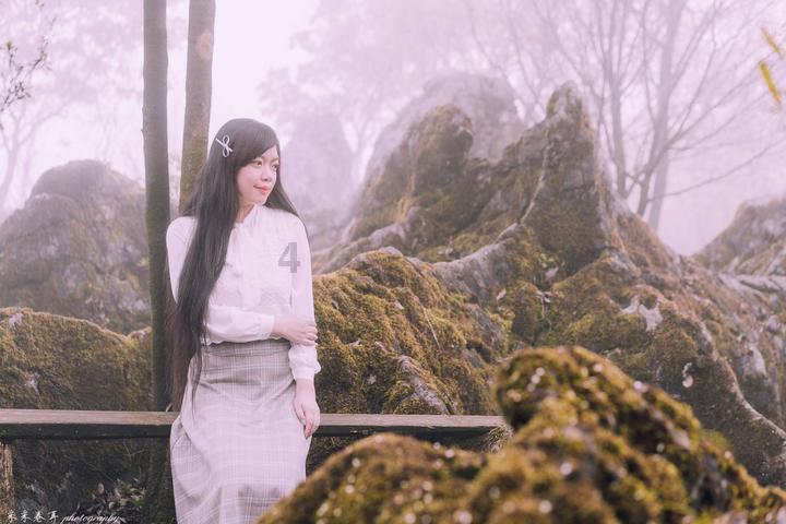 逃离残破的机舱