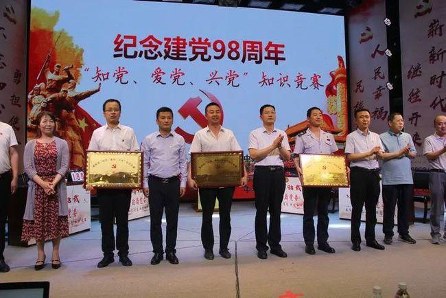 救援可爱小松鼠