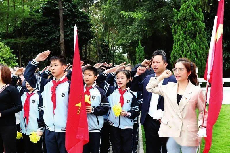 逃离残破的机舱