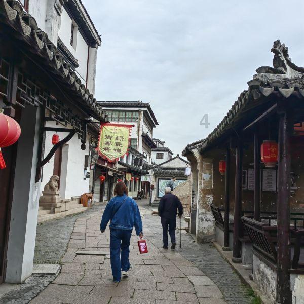 这个露天藏宝洞，估价3亿的镇园之宝随意摆在路边，却没人能搬走